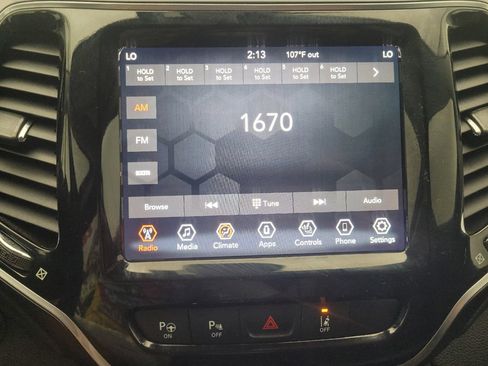 Used 2019 Jeep Cherokee Limited w/ Technology Group FWD image 25