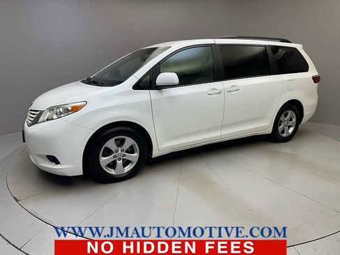 Used 2017 Toyota Sienna LE FWD image 1