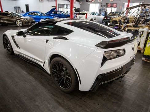 Used 2015 Chevrolet Corvette Z06 w/ 3LZ Preferred Equipment Group image 3