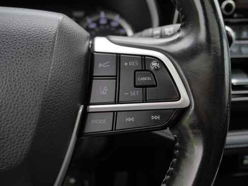 Used 2022 Toyota Highlander XLE AWD/4WD image 29
