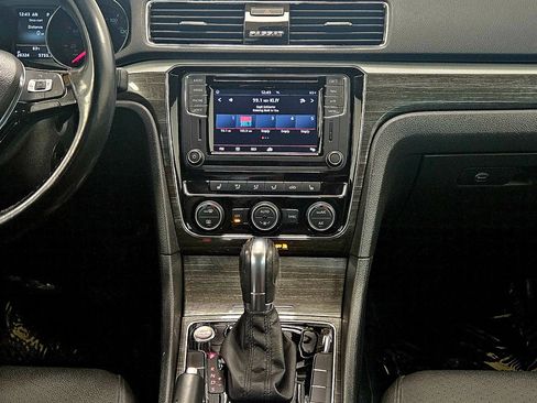 Used 2018 Volkswagen Passat 2.0T SE image 24