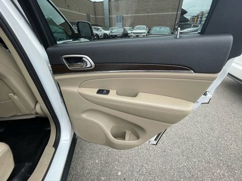 Used 2015 Jeep Grand Cherokee Limited w/ Luxury Group II image 23