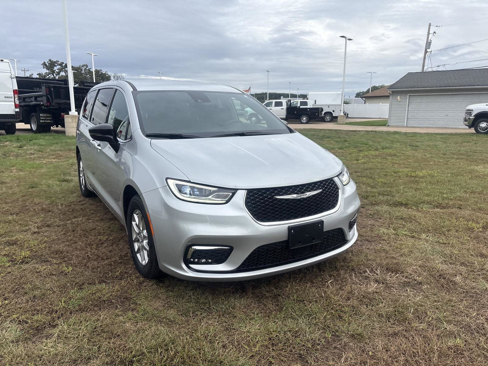 Used 2026 Chrysler Pacifica Select FWD image 3