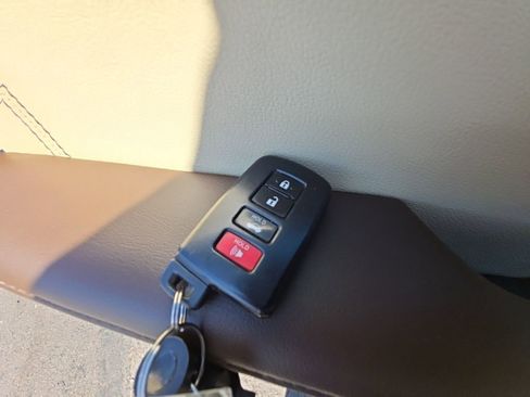 Used 2013 Toyota Avalon Limited w/ Technology Pkg image 29