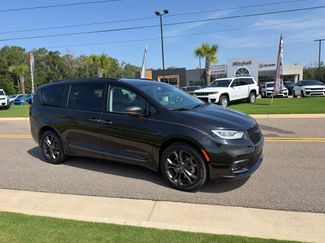 Certified 2023 Chrysler Pacifica Touring-L w/ Road Tripper Package AWD/4WD video 1