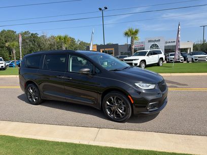 Certified 2023 Chrysler Pacifica Touring-L w/ Road Tripper Package