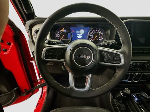 Used 2025 Jeep Wrangler Sahara image 18