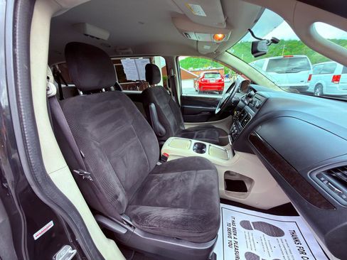 Used 2016 Dodge Grand Caravan SXT w/ UConnect Hands-Free Group FWD image 23