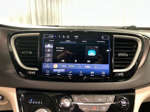 Used 2024 Chrysler Pacifica Touring-L image 17