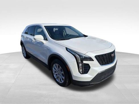 Certified 2022 Cadillac XT4 Luxury w/ Cold Weather Package image 3