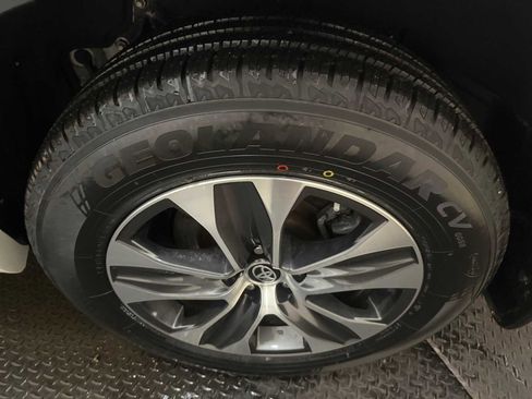 Used 2023 Toyota Highlander XLE image 9