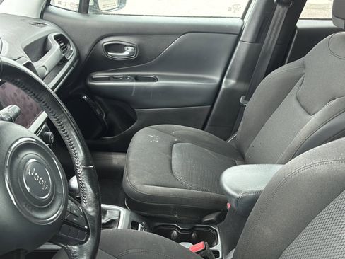 Used 2018 Jeep Renegade Altitude w/ UConnect 8.4 Nav Group FWD image 2