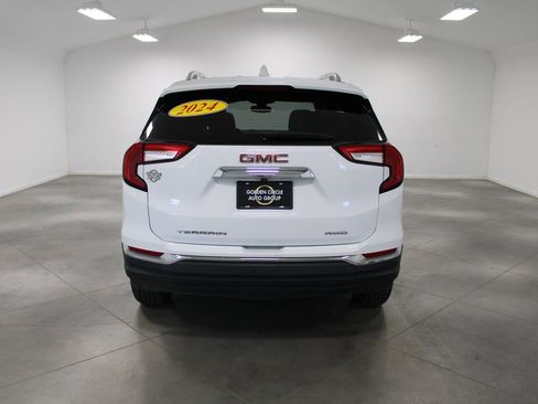 Used 2024 GMC Terrain SLT image 8
