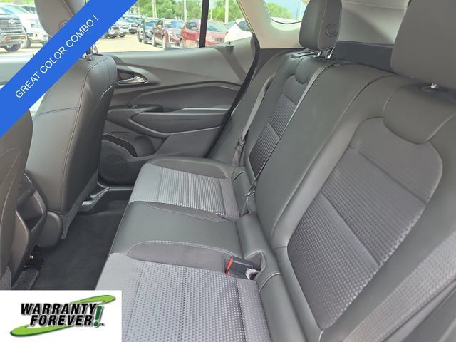 Used 2025 Chevrolet Trax LT w/ LT Convenience Package FWD image 12
