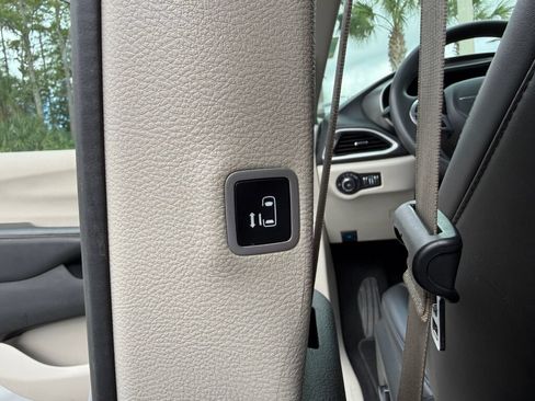 Used 2024 Chrysler Pacifica Touring-L FWD image 20