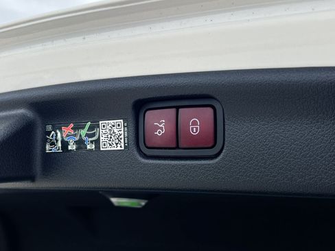 Used 2025 Mercedes-Benz C 300 Sedan image 22