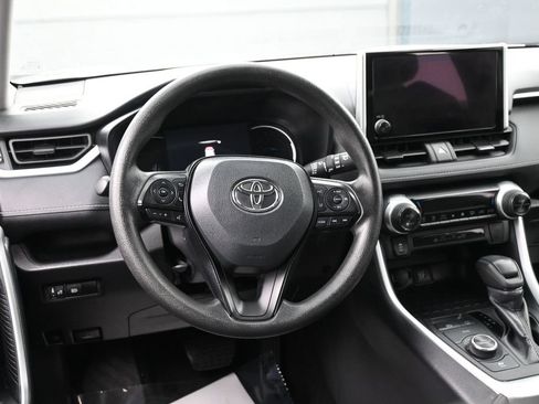 Used 2025 Toyota RAV4 XLE AWD/4WD image 25