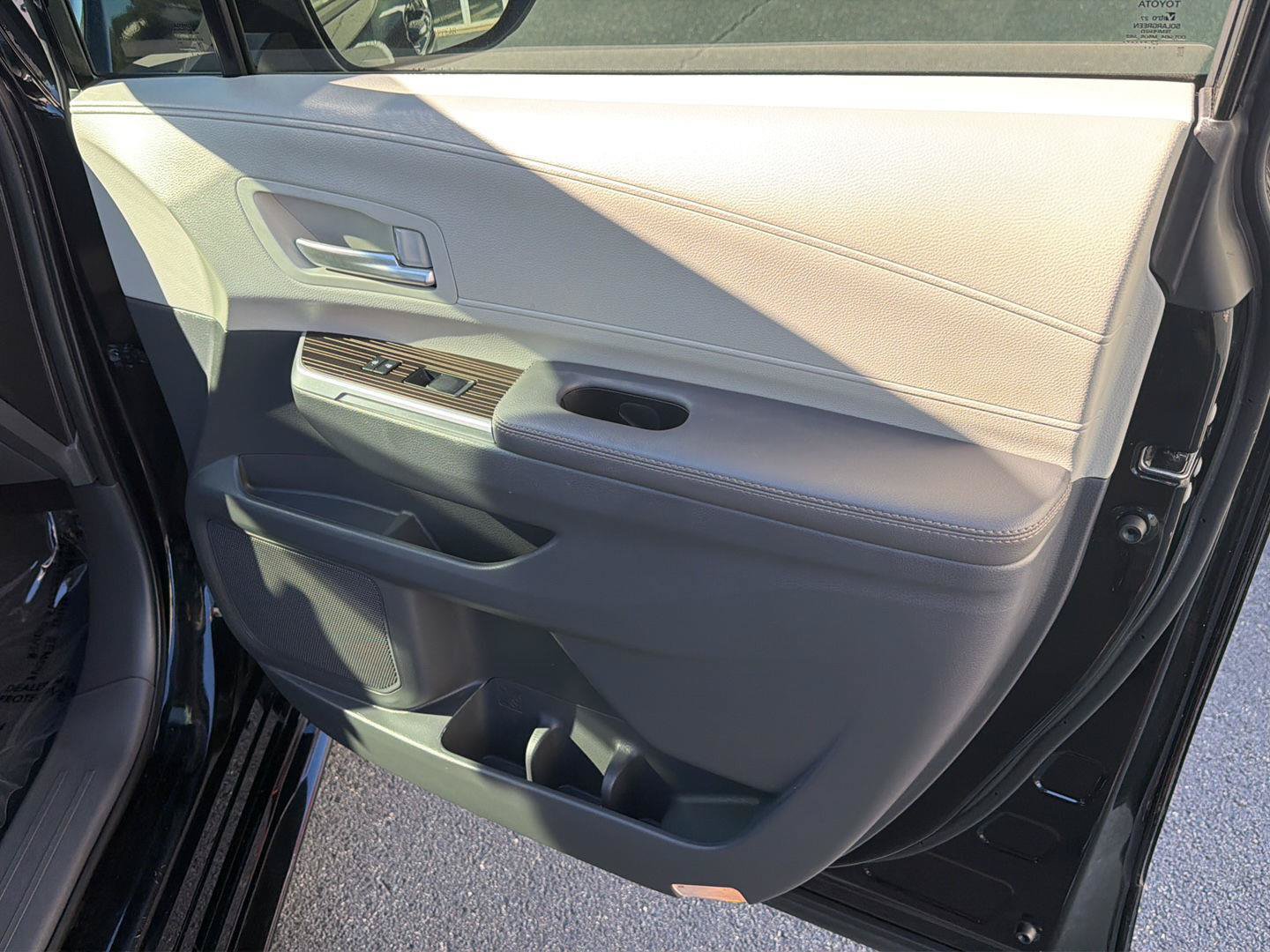 Used 2023 Toyota Sienna XLE FWD image 15