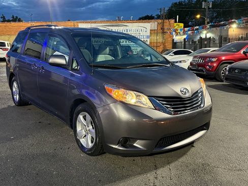 Used 2012 Toyota Sienna LE image 7