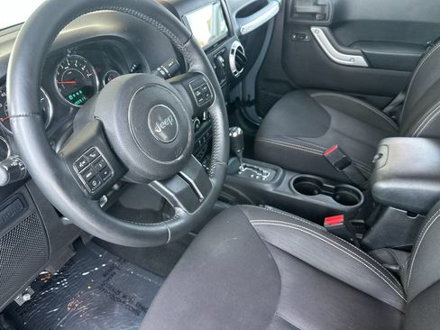 Used 2014 Jeep Wrangler Unlimited Rubicon w/ Connectivity Group AWD/4WD image 10