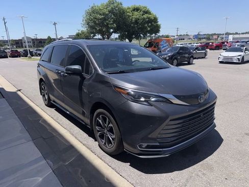 Used 2025 Toyota Sienna Platinum AWD/4WD image 2