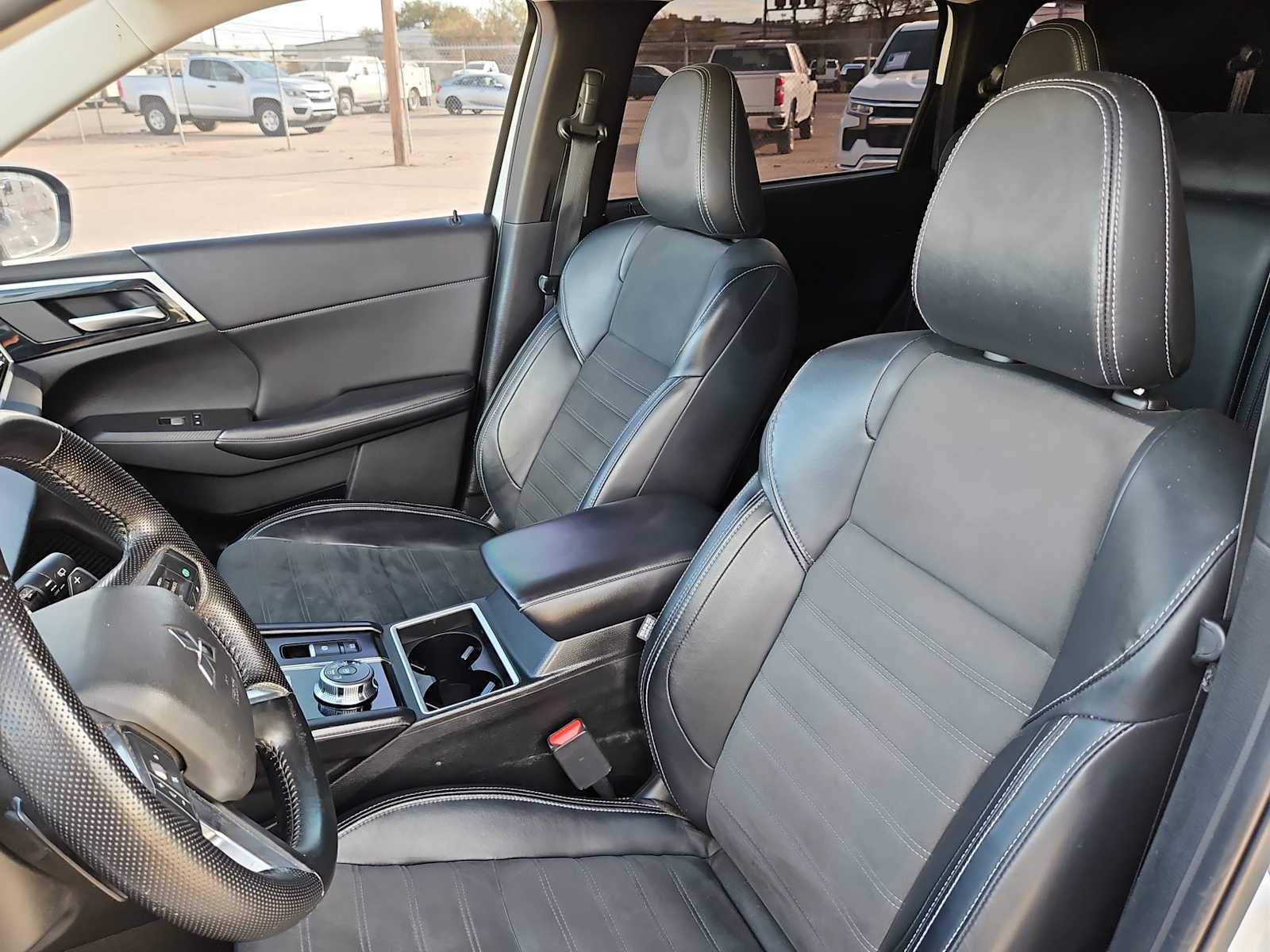 Used 2023 Mitsubishi Outlander SE FWD image 15