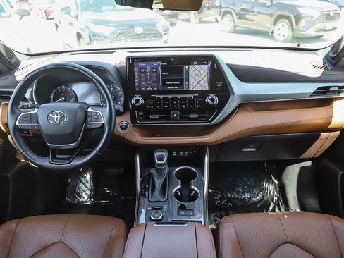 Used 2022 Toyota Highlander Platinum AWD/4WD image 12