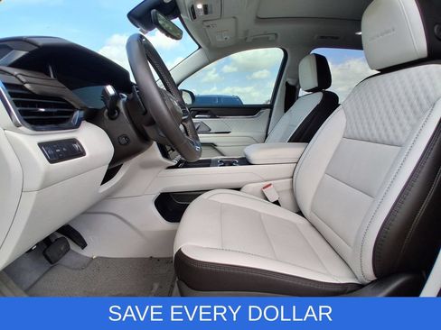 Used 2025 GMC Acadia Denali w/ Super Cruise Package FWD image 13
