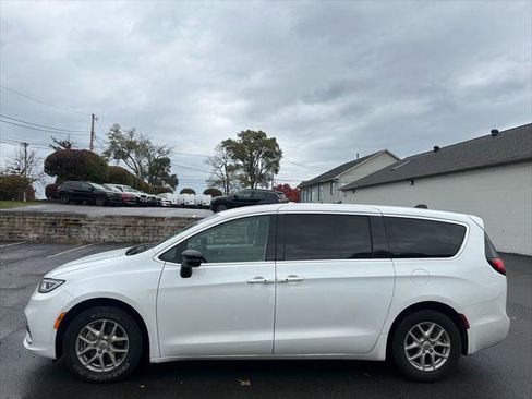 Certified 2024 Chrysler Pacifica Touring-L image 9