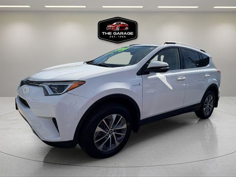 Used 2018 Toyota RAV4 LE Plus image 2