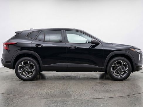 Used 2025 Chevrolet Trax LT w/ LT Convenience Package FWD image 11