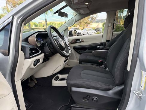 Used 2022 Chrysler Voyager LX FWD image 20