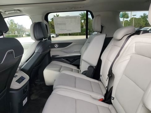 New 2025 Lincoln Navigator Reserve AWD/4WD image 11