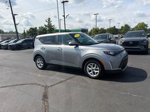Used 2025 Kia Soul LX w/ LX Technology Package FWD image 2