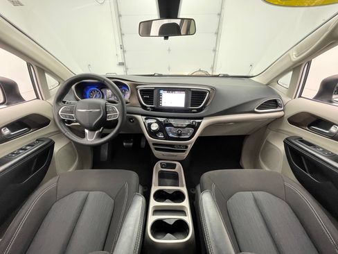Used 2022 Chrysler Voyager LX FWD image 3