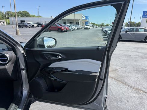 Used 2025 Chevrolet Trax LT w/ LT Convenience Package FWD image 14