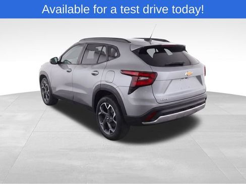 Used 2025 Chevrolet Trax LT w/ LT Convenience Package FWD image 3