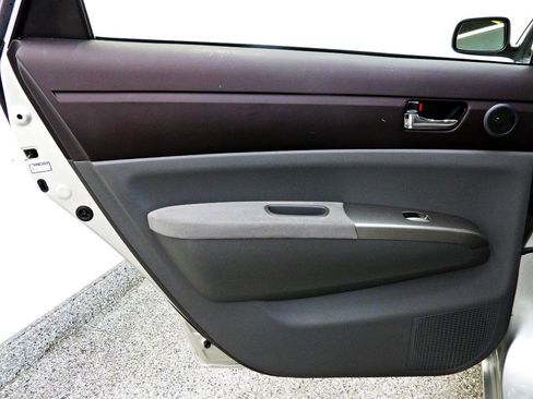 Used 2005 Toyota Prius w/ Pkg 6 FWD image 9