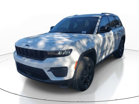 New 2025 Jeep Grand Cherokee Altitude image 2