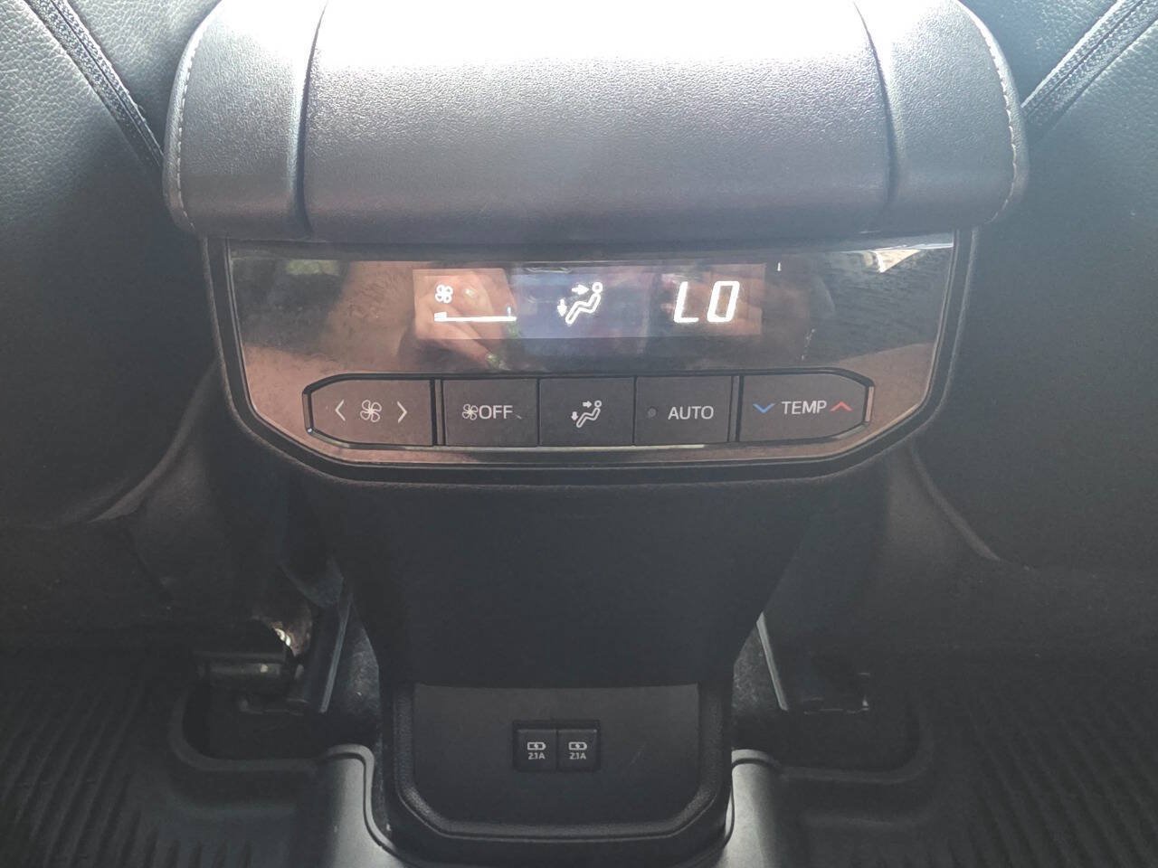 Used 2021 Toyota Highlander XLE AWD/4WD image 29