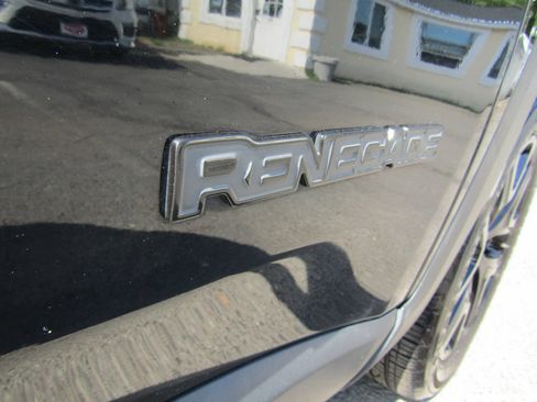 Used 2018 Jeep Renegade Altitude FWD image 11