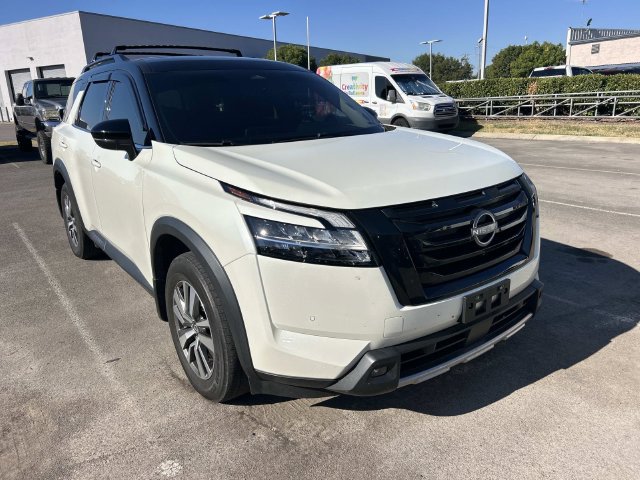 Used 2023 Nissan Pathfinder SL w/ Black Appearance Package AWD/4WD image 3