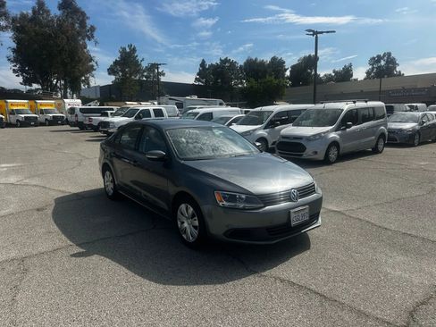 Used 2011 Volkswagen Jetta SE image 2