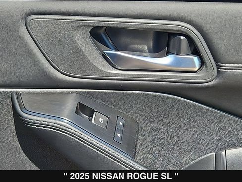 Used 2025 Nissan Rogue SL AWD/4WD image 32