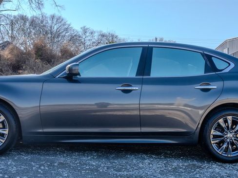 Used 2011 INFINITI M56 image 2