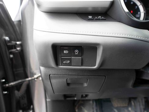 Used 2023 Toyota Highlander XLE AWD/4WD image 11