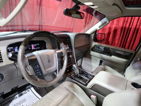 Used 2017 Lincoln Navigator Select image 12