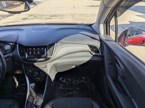 Used 2022 Chevrolet Trax LT w/ LT Convenience Package image 4