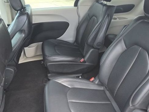 Used 2024 Chrysler Pacifica Limited FWD image 25