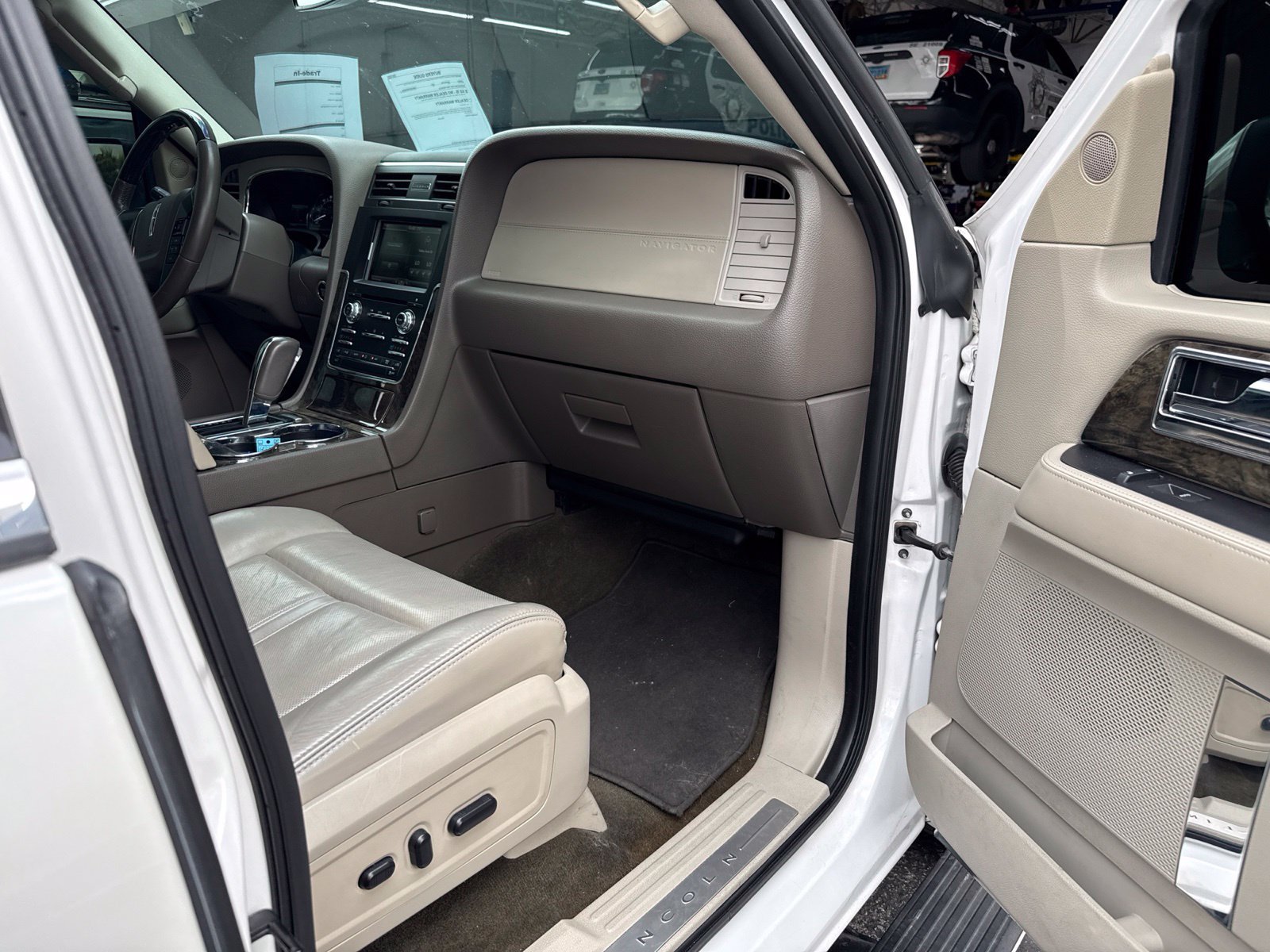 Used 2015 Lincoln Navigator 2WD image 12